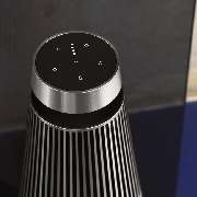 Bang & Olufsen - BEOSOUND 2
Zuhause ist dort, wo die Musik ist

Leistungsstarker Multiroom-Lautsprecher, der so schön klingt, wie er aussieht. Fesselnder Klang aus allen Winkeln, unabhängig vom Aufstellort.