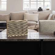 Bang & Olufsen - Beosound Level – der perfekte Begleiter. Leistung, Mobilität und Konnektivität, wo immer Sie wünschen. Ob hochkant oder flach aufgestellt – er spielt Ihre Lieblingsmusik dort, wo Sie gerade sind.