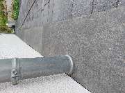 BAUSEGEN GMBH | Garten- und Landschaftsbau - Exakte Millimeterbohrung in Basalt Blockstufe für Fallrohr