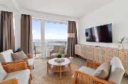 Beachside Grömitz - Ferienwohnungen direkt am Meer - Comfort Apartment – Landseite
Das Comfort Apartment – Landseite bietet großzügige 38 qm und ist ideal für bis zu 4 Personen (max. 3 Erwachsene und 1 Kind). Ausgestattet mit einem komfortablen Kingsize-B
