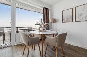 Beachside Grömitz - Ferienwohnungen direkt am Meer - Junior Suite – Meerblick - hundefreundlich
Unsere Junior Suite – Meerblick bietet Ihnen 34 qm mit einem atemberaubenden Blick auf das Meer. Diese stilvolle Suite ist für bis zu 4 Personen (max. 3 Erwach