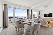 Beachside Grömitz - Ferienwohnungen direkt am Meer - Premium Suite – Meerblick
Die Premium Suite – Meerblick bietet auf 70 qm den Inbegriff von Gemütlichkeit und Komfort. Diese exklusive Suite ist für bis zu 4 Personen geeignet und verfügt über ein luxuri