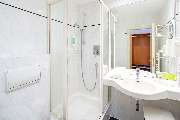 Best Western Ahorn Hotel Oberwiesenthal - bathroom with shower