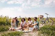 Best Western Hotel Das Donners - People picnicking on the dike