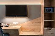 Best Western Hotel Lippstadt - Desk, safe and flat screen TV