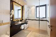Best Western Plus Arosa Hotel - Guest room bath