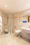 Best Western Plus Hotel Alpenhof - Comfort family room bathroom