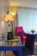 Best Western Premier Parkhotel Kronsberg - Deluxe Room Living and Working Area
