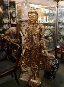 Beyer Nachf. Birgit Gericke - Große, goldene Buddha-Statue von Antiquitäten Beyer im Zentrum Münchens