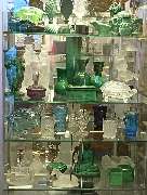 Beyer Nachf. Birgit Gericke - Vielseitiges Glassortiment der Antiquitäten Beyer im Zentrum Münchens - Bunte Gläser, Figuren und vieles mehr
