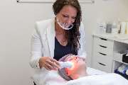 BeYOUtiful Cosmetics - Frau Schmal in der Behandlung