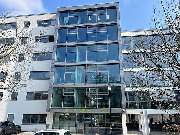 BG prevent Gesundheitszentrum Jena - Das moderne Gebäude des Gesundheitszentrums Jena, mit großzügiger Glasfassade und zentralem Eingangsbereich.