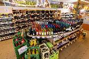 BioMarkt Dinkelähre - GETRÄNKEABTEILUNG
Wir bieten viele Bio-Weine aus der Region und auch aus anderen Ländern an. Zusätzlich kannst du dich über eine Auswahl an leckeren Bieren freuen und auch Spirituosen, natürlich alle in Bio-Qualität. Einzelne Flasche