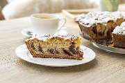 Blumen Risse Café Soest - Blumen-Risse, Gartencafé, Café, Dortmund-Soelde, frischer-lecker-Pflaumenkuchen-auf-Teller-mit-Kaffee, Pausenzeit, Kuchenzeit