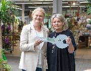 Blumen Risse Gartencenter Bergkamen - Frau Claudia Röttger überreicht symbolischen Schlüssel zur Eröffnung des Blumen-Risse Gartencenters in Bergkamen an Frau Tina Risse-Stock