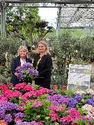 Blumen Risse Gartencenter Bergkamen - Frau Röttgers und Tina Risse-Stock bei der Geschäftsübergabe.