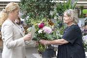 Blumen Risse Gartencenter Bergkamen - Frau Tina Risse-Stock übergibt Blumenstrauß an Claudia Röttger und bedankt sich für das Vertrauen