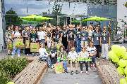 Blumen Risse Schulung - Blumen-Risse Ausbildungsstart 2024 in Schwerte-Westhofen. 58 Auszubildende stehen und sitzen vor dem neuen Schulungsgebäude für Gruppenbild.