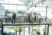 Blumen Risse Schulung - Blumen Risse Geschäftsführer Hans-Jörg Brass führt Personen durch das neue Schulungsgebäude.