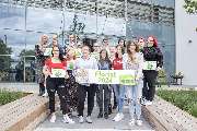 Blumen Risse Schulung - Verabschiedung von Blumen-Risse Azubis 2024 vor dem neuen Schulungsgebäude in Schwerte-Westhofen an der Zentrale