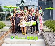 Blumen Risse Schulung - Verabschiedung von Blumen-Risse Azubis 2025 vor dem Schulungsgebäude in Schwerte-Westhofen.