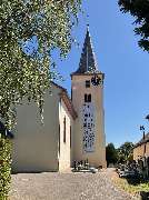 Bonifatiuskirche Dienheim - Evangelische Kirchengemeinde Dienheim mit Ludwigshöhe - Außenansicht vom Kirchturm mit Aktionsbanner