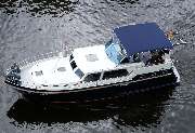 BOOTSVERMIETUNG FANGROT - Die 14 Meter lange Motoryacht DACHS bietet ein luxuriöses Ambiente für Sie und Ihre Gäste.