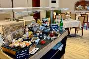 Boutique Hotel Rosengarten Hamburg - frischer Lachs, Heringssalat & hausgemachte Marmeladen beim Frühstücksbuffet im Boutique Hotel Rosengarten Hamburg