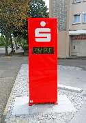 Breitenbach Werbetechnik GmbH - Außenwerbung - Pylon für die Sparkasse mit Temperatur- und Uhrzeitangabe. Produziert von Breitenbach Werbetechnik aus Heilbronn.