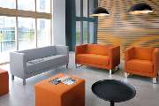 Büro-Creativ GmbH - Büro- & Objekteinrichtung - Eine stilvolle Lounge-Ecke mit modernen Sitzmöbeln und durchdachtem Design. Die Kombination aus kräftigen Farben, hochwertiger Verarbeitung und einer offenen Raumgestaltung schafft eine einladende Atmosphäre