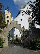 Burgkirche Ingelheim - Evangelische Burgkirchengemeinde Ingelheim - Mittelalterliche Kirchenburgenanlage mit Wehrmauern am oberen Rand von Ober-Ingelheim gelegen.