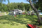 Campingplatz am Wörthsee Familie Dosch - Blick vom See auf Zeltplatz und Gebäude