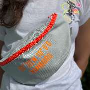 Canenya - Raumdesign für Kinder - Canenya - Raumdesign für Kinder Bauchtasche mit neonorangefarbenem Reißverschluss und Hamburg-Koordinaten. Nachhaltig gefertigt, praktisch für Stadt, Reisen und Freizeit. Handgefertigtes Accessoire mit auffälligem, trendi