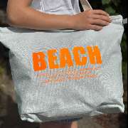 Canenya - Raumdesign für Kinder - Canenya - Raumdesign für Kinder Große Strandtasche mit neonorangefarbenem Aufdruck, perfekt für Sommer, Urlaub und Alltag. Nachhaltig gefertigt, bietet sie viel Platz für Handtücher, Accessoires und Einkäufe. Ein echter H
