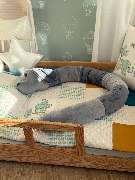 Canenya - Raumdesign für Kinder - Canenya - Raumdesign für Kinder Handgefertigte graue Bettschlange auf bunter Kinderbettwäsche mit Elefantenmotiv – dekoratives Wohnaccessoire fürs Kinderzimmer in Hamburg-Stellingen.