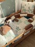 Canenya - Raumdesign für Kinder - Canenya - Raumdesign für Kinder Liebevoll gestaltete Bettschlange in Pferdeform in warmen Brauntönen, kombiniert mit passender Kinderbettwäsche und Elefantenkissen – ideal für Kinderzimmer in Hamburg-Stellingen.