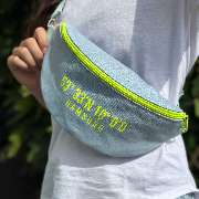 Canenya - Raumdesign für Kinder - Canenya - Raumdesign für Kinder Praktische Bauchtasche mit neongelbem Reißverschluss und Hamburg-Koordinaten. Perfekt für unterwegs, handgemacht und langlebig. Stylisches Accessoire für Reisen, Freizeit und den urbanen Al