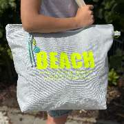 Canenya - Raumdesign für Kinder - Canenya - Raumdesign für Kinder Stylische Strandtasche mit neongelbem Schriftzug, ideal für Strand, Freizeit oder Shopping. Hochwertig verarbeitet und geräumig – ein handgemachtes Accessoire, das praktischen Nutzen mit mo
