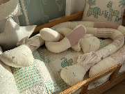 Canenya - Raumdesign für Kinder - Canenya - Raumdesign für Kinder Zarte Bettschlange in Hasenform mit weichen Stoffen in Rosé- und Cremetönen – handgefertigtes Detail für stilvolle Kinderzimmer in Hamburg-Stellingen.