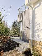 Carolin Dißmann Architektur GmbH | Architektin München - Architektonisches Detail an der Schnittstelle zwischen Bestand und Anbau: Die Kombination aus Putz, Naturstein, Holzverschalung und Metall schafft ein harmonisches Gesamtbild mit handwerklicher Präz