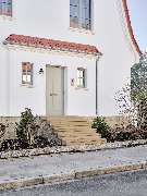 Carolin Dißmann Architektur GmbH | Architektin München - Der modernisierte Eingangsbereich verbindet klassische Proportionen mit einer frischen Farbgebung und handwerklich präziser Ausführung. Historischer Charme trifft auf zeitgemäße Eleganz.