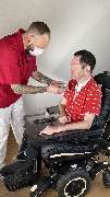 Casa Intensivpflegedienst GmbH - Casa Außerklinische Intensivpflege Mitarbeiter und Patient im Rollstuhl