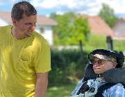 Casa Intensivpflegedienst GmbH - Mann hilft Rollstuhlfahrer