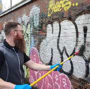 Christoph_Mielke bei der Graffitientfernung