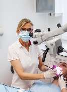 City Dentist Baden-Baden - Dr. Isolde Hommel (ehem. Dr. Isolde Schöpflin) - Dr. Isolde Schöpflin in der Zahnarztpraxis City Dentist Baden-Baden bei der Behandlung