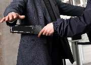 Courage Sicher UG | Security & Sicherheitsdienst - Person wird gescannt