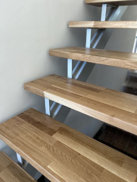 D.S. Rund ums Holz - treppe eiche aufgesattelt.jpg