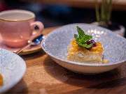 Das Blümchen | Restaurant Friedrichshafen - Dessert mit Minze und Kirschsoße im Restaurant Das Blümchen Friedrichshafen – Schwarzwald Tapas.