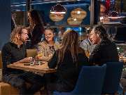 Das Blümchen | Restaurant Friedrichshafen - Freunde beim Abendessen mit Tapas und Cocktails im Restaurant Das Blümchen Friedrichshafen.