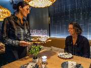 Das Blümchen | Restaurant Friedrichshafen - Freundlicher Service serviert Tapas im Restaurant Das Blümchen Friedrichshafen am Bodensee.